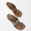 Sandale mit Toggle-Verschluss aus glänzendem, glattem Kalbsleder Sandale mit Toggle-Verschluss aus glänzendem, glattem Kalbsleder
