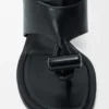 Sandale mit Toggle-Verschluss aus glänzendem, glattem Kalbsleder Sandale mit Toggle-Verschluss aus glänzendem, glattem Kalbsleder