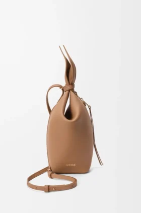 Scarf-Rucksack aus glattem Kalbsleder