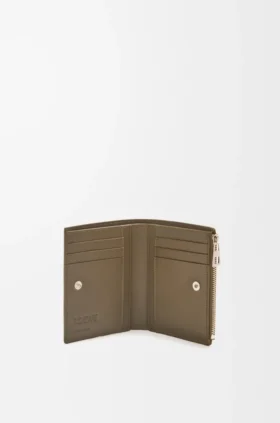 Schlankes, kompaktes Portemonnaie aus glänzendem Kalbsleder Schlankes, kompaktes Portemonnaie aus glänzendem Kalbsleder