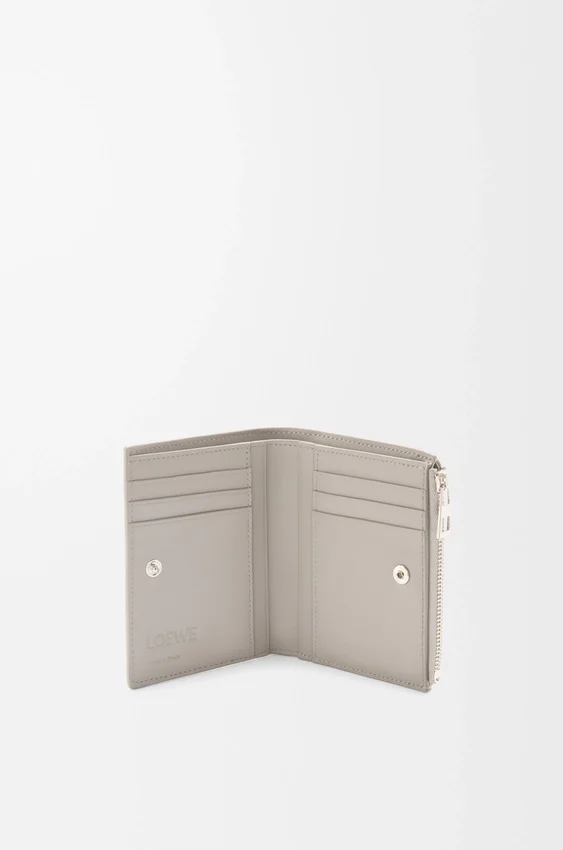 Schlankes, kompaktes Portemonnaie aus strukturiertem klassischem Kalbsleder Schlankes, kompaktes Portemonnaie aus strukturiertem klassischem Kalbsleder