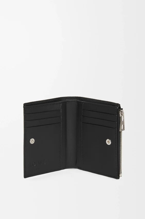 Schlankes, kompaktes Portemonnaie aus strukturiertem klassischem Kalbsleder Schlankes, kompaktes Portemonnaie aus strukturiertem klassischem Kalbsleder