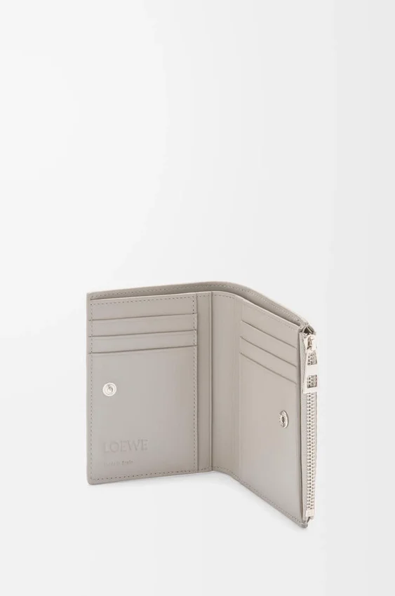 Schlankes, kompaktes Portemonnaie aus strukturiertem klassischem Kalbsleder Schlankes, kompaktes Portemonnaie aus strukturiertem klassischem Kalbsleder