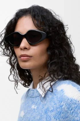 Schmale Sonnenbrille in Dreiecksform Schmale Sonnenbrille in Dreiecksform