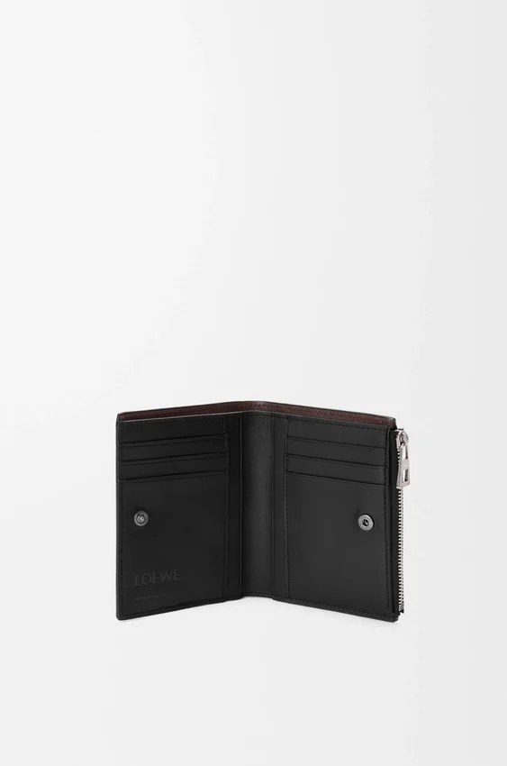 Switch Slim Compact Portemonnaie aus geschmeidigem genarbtem Kalbsleder und Wildleder Switch Slim Compact Portemonnaie aus geschmeidigem genarbtem Kalbsleder und Wildleder