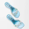 „Toy“-Sandalen mit Kristallblumen aus PVC „Toy“-Sandalen mit Kristallblumen aus PVC
