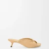 Weiche Pantolette mit „Pebble“-Design aus Stoff in Raffia-Optik Weiche Pantolette mit „Pebble“-Design aus Stoff in Raffia-Optik