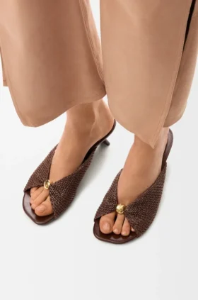 Weiche Pantolette mit „Pebble“-Design aus Stoff in Raffia-Optik