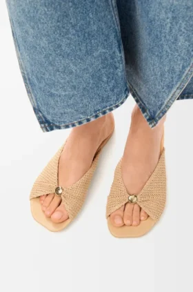 Weiche Pantolette mit „Pebble“-Design aus Stoff in Raffia-Optik