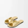 Weicher „Pebble“-Slide aus laminiertem Lammleder Weicher „Pebble“-Slide aus laminiertem Lammleder