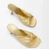 Weicher „Pebble“-Slide aus laminiertem Lammleder Weicher „Pebble“-Slide aus laminiertem Lammleder