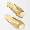 Weicher „Pebble“-Slide aus laminiertem Lammleder Weicher „Pebble“-Slide aus laminiertem Lammleder