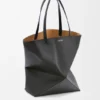 XL Puzzle Fold Tote aus glänzendem Kalbsleder XL Puzzle Fold Tote aus glänzendem Kalbsleder