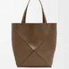 XL Puzzle Fold Tote aus glänzendem Kalbsleder XL Puzzle Fold Tote aus glänzendem Kalbsleder