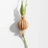 Zwiebelkeim-Anhänger aus klassischem Kalbsleder und Raffia Zwiebelkeim-Anhänger aus klassischem Kalbsleder und Raffia